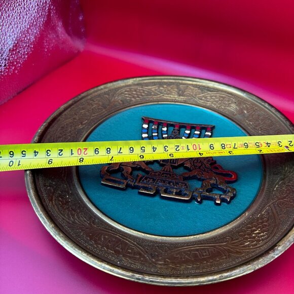 VTG ISRAEL DECORATIVE BRASS WALL PLATE FEATURING A MENORAH & LIONS OF JUDAH, 10" - Picture 3 of 5